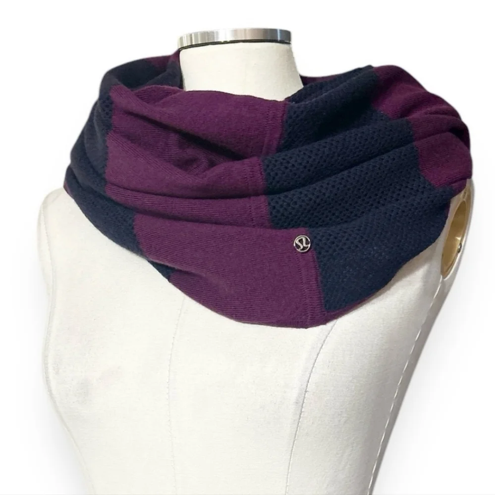 LULULEMON Heart Opener Circle Scarf Merino WoolBlack Grape / Berry Yum Y…